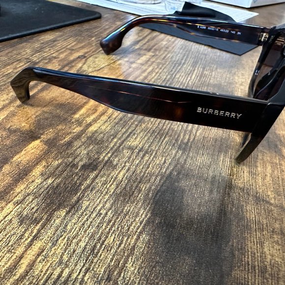 Burberry 46 mm sunglasses excellent condition - Picture 3 of 6